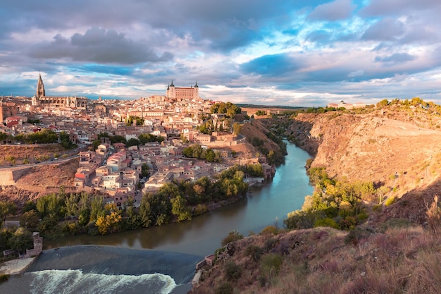 Vista aérea panorámica de la ciudad vieja de Toledo con la Catedral Alcázar y el río Tajo al atardecer Castilla La Mancha España