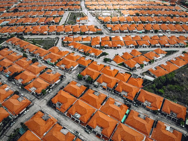 Vista aérea panorámica de la ciudad vieja con torres y techos de color naranja brillante, hermosa vista superior