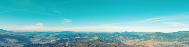 Vista aérea panorámica de las coloridas laderas de las montañas en un día soleado Vista de las montañas en otoño Hermoso paisaje natural Montañas de los Cárpatos Ucrania