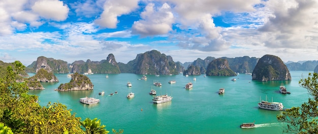 Vista aérea panorâmica da baía de Halong, no Vietnã