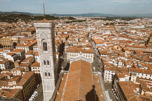 Vista aérea panorâmica da cidade de Florença e do Campanário de Giotto é um campanário que faz parte do complexo da Catedral de Florença (Cattedrale di Santa Maria del Fiore)