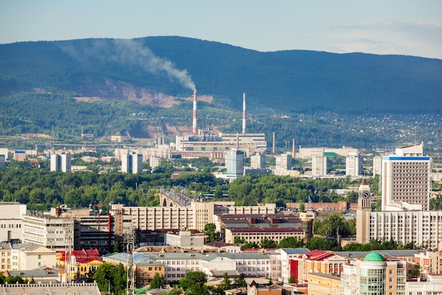 Vista aérea panorâmica da cidade de Krasnoyarsk do mirante da montanha Karaulnaya em Krasnoyarsk, Rússia