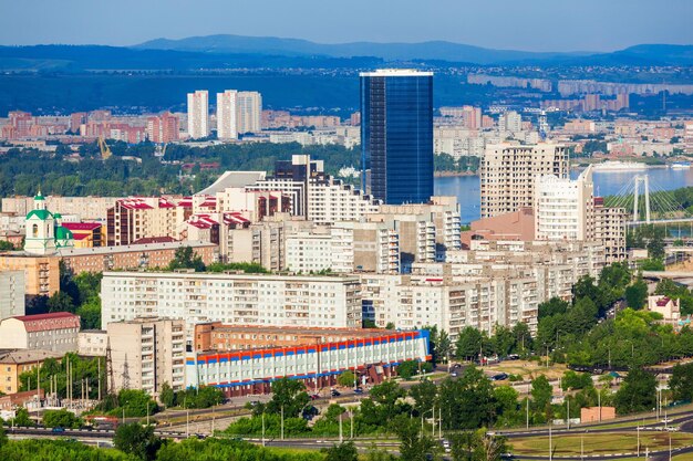 Vista aérea panorâmica da cidade de Krasnoyarsk do mirante da montanha Karaulnaya em Krasnoyarsk, Rússia