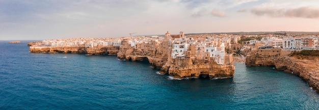 Vista aérea panorâmica da cidade de Polignano a Mare, região de Puglia, Itália, perto da cidade de Bari, Europa. Excelente vista panorâmica do mar Adriático. Fundo de conceito de viagem.