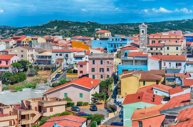 Vista aérea panorâmica da cidade de Santa Teresa Gallura, localizada no extremo norte da Sardenha, no Estreito de Bonifacio, na província de Sassari, Itália