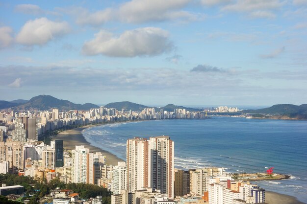 vista aérea panorâmica da cidade de Santos, no litoral de São Paulo, Brasil