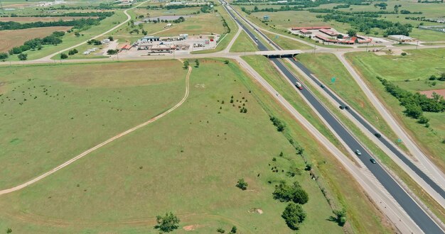 Vista aérea panorâmica da estrada rodoviária de junção de transporte da altura perto da pequena cidade de clinton