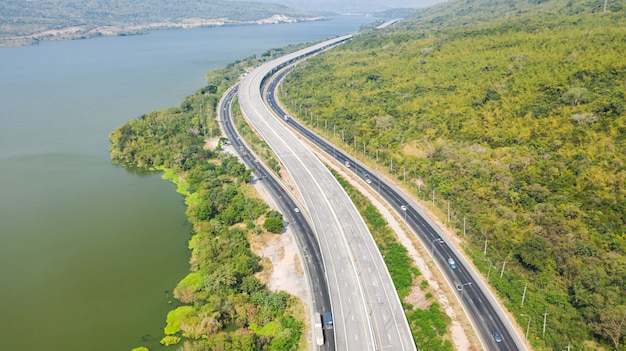 Vista aérea panorâmica da grande rodovia, vista superior do drone da estrada e montanha verde da floresta na tailândia