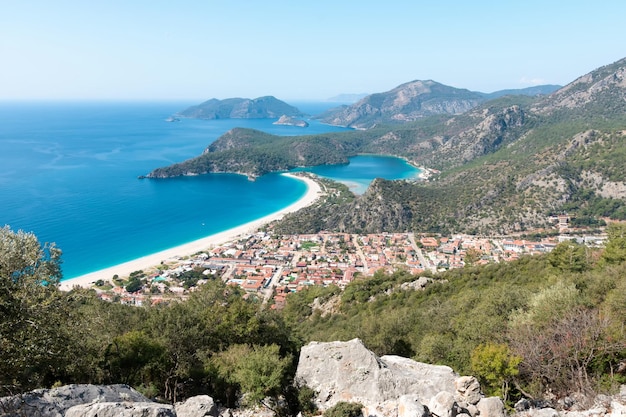 Vista aérea panorâmica da lagoa azul e praia de areia em Oludeniz Fethiye Turquoise Coast do sudoeste da Turquia