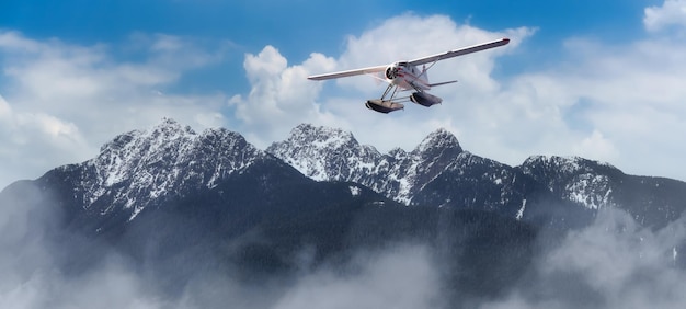 Vista aérea panorâmica da paisagem canadense das montanhas rochosas com hidroavião voando