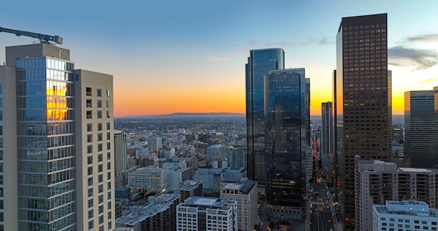 Vista aérea panorâmica da paisagem urbana da cidade de los angeles ao pôr do sol edifícios de los angeles