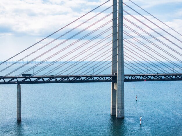 Vista aérea panorâmica da ponte de oresund sobre o mar báltico