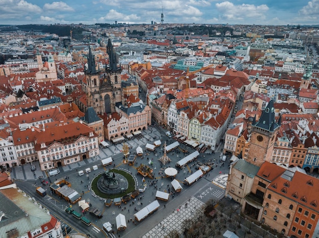 Vista aérea panorâmica da praça da cidade velha em praga em um lindo dia de verão república checa