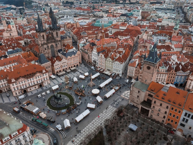 Vista aérea panorâmica da praça da cidade velha em praga em um lindo dia de verão república checa