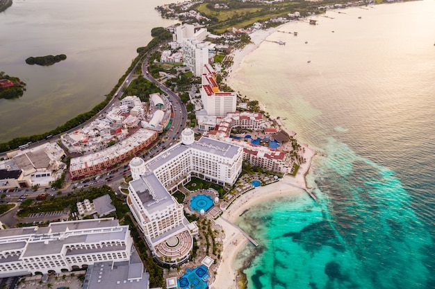 Vista aérea panorâmica da praia de Cancún e da zona dos hotéis da cidade no México, paisagem da costa caribenha de