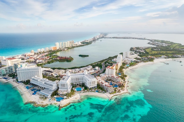 Foto vista aérea panorâmica da praia de cancún e da zona dos hotéis da cidade no méxico, paisagem da costa do caribe