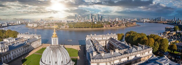 Vista aérea panorâmica da velha academia naval de Greenwich às margens do rio Tamisa