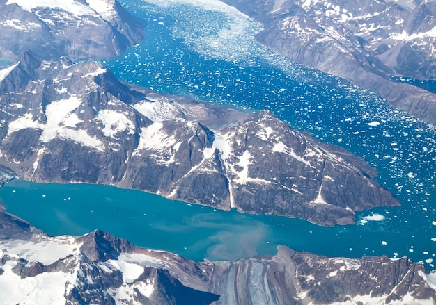 Vista aérea panorâmica das geleiras e icebergs da Groenlândia cênicas Aquecimento global e mudanças climáticas