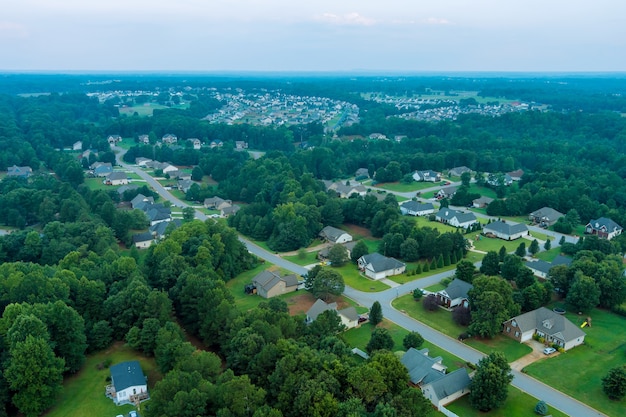 Vista aérea panorâmica das ruas residenciais cidade de boiling springs com paisagem de uma pequena vila na carolina do sul, eua