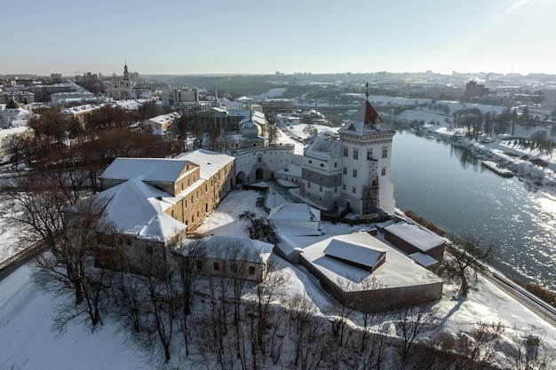 Vista aérea panorâmica de inverno de um enorme complexo residencial com arranha-céus e setor privado com neve