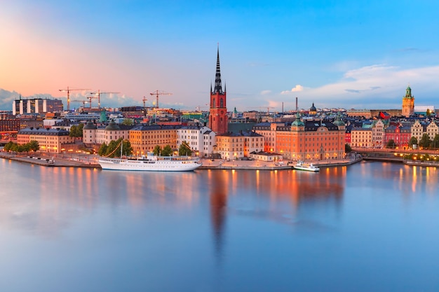 Vista aérea panorâmica de riddarholmen, gamla stan, na cidade velha de estocolmo ao pôr do sol, capital da suécia