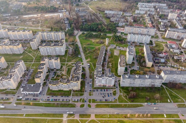 Vista aérea panorâmica de um enorme complexo residencial com arranha-céus