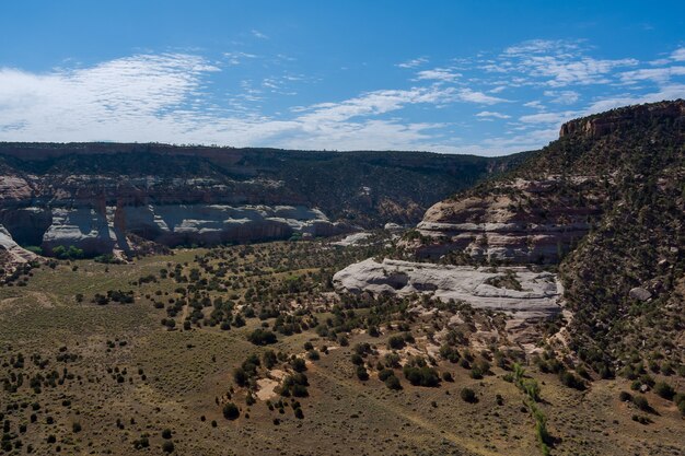 Vista aérea panorâmica de uma cena do Canyon Arizona USA com atividades de viagem na paisagem do deserto da montanha em um marco