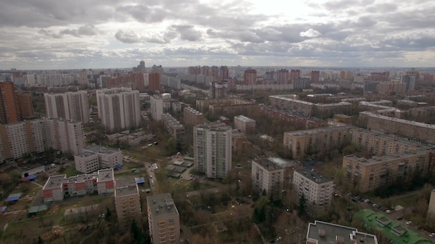 Vista aérea panorámica de uno de los distritos de moscú tiempo nublado paisaje urbano urbano de quadroco ...