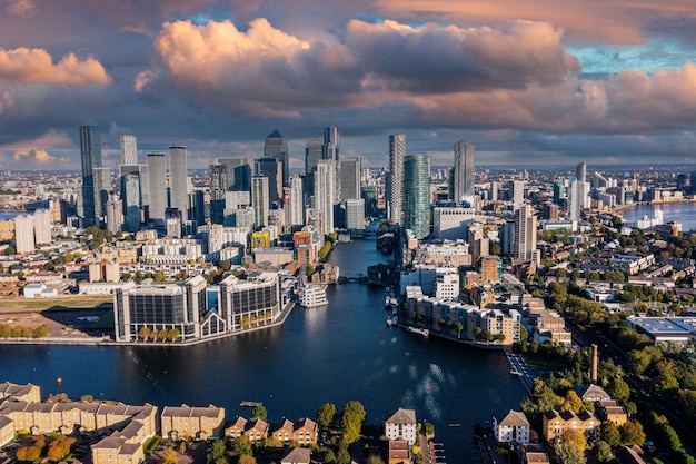Vista aérea panorâmica do distrito comercial de Canary Wharf em Londres, Reino Unido