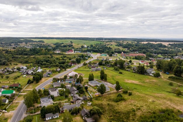 Vista aérea panorâmica do empreendimento privado com casas de campo ou aldeia