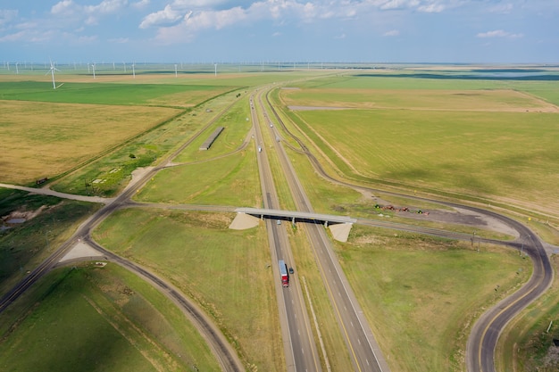 Foto vista aérea panorâmica do entroncamento da rodovia do drone de altura