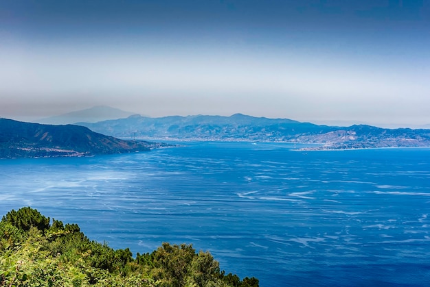 Vista aérea panorâmica do estreito de messina, entre o extremo leste da sicília e o extremo oeste da calábria, no sul da itália, visto do topo do monte sant'elia, palmi, itália