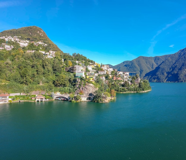 Vista aérea panorâmica do lago Lugano, montanhas e cidade Lugano, cantão do Ticino, Suíça, bela cidade suíça com moradias de luxo, destino turístico famoso no sul da Europa