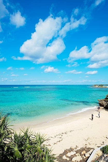 Vista aérea panorâmica do lindo nível do mar com céu azul fantástico em Okinawa, Japão