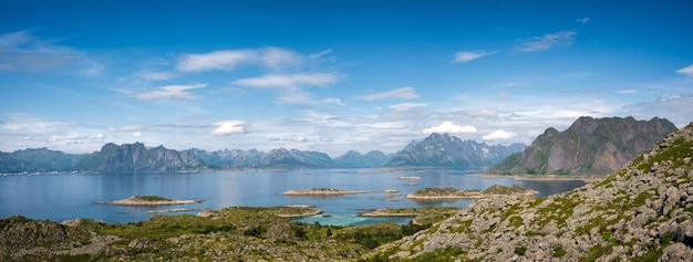 Vista aérea panorâmica do mar de verão das montanhas da noruega conceito de férias lofoten