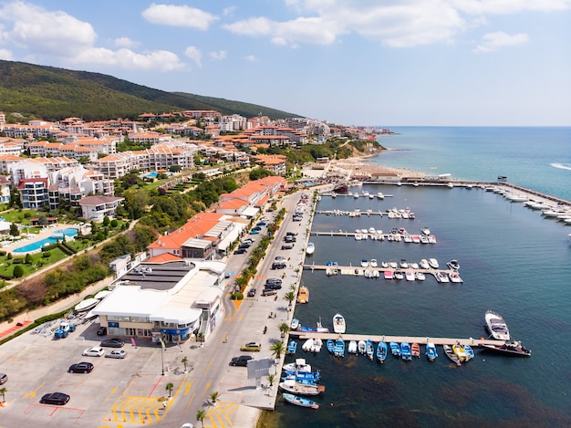 Vista aérea panorâmica do porto marítimo de Sveti Vlas, na Bulgária