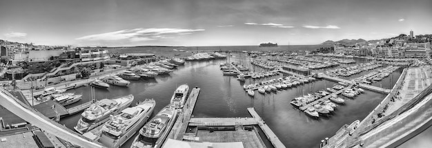 Vista aérea panorâmica do Vieux Port (Old Harbour) em Cannes, Cote d'Azur, França