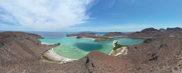 Foto vista aérea y panorámica desde un dron de la playa balandra en baja california sur en méxico