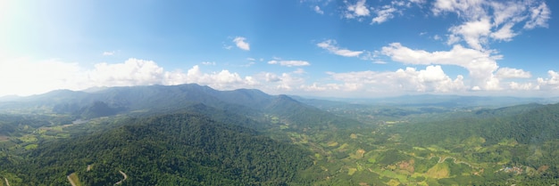 Vista aérea panorámica desde drone del paisaje de alta montaña en el norte de Tailandia