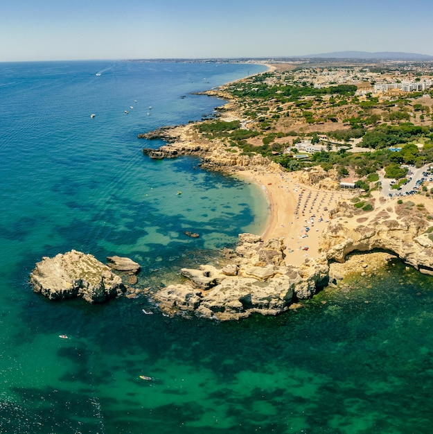 Vista aérea panorámica de drones de la playa Praia do Castelo Albufeira Algarve Portugal