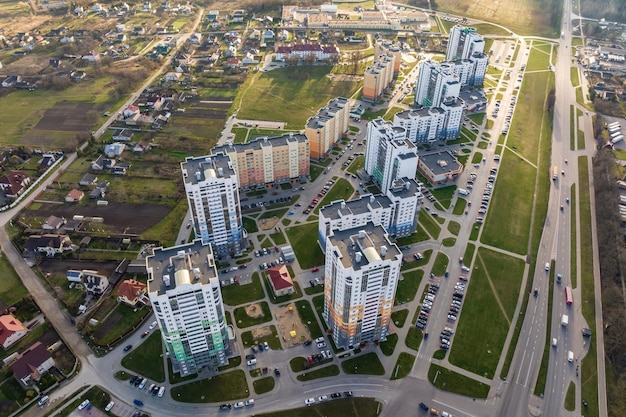 Vista aérea panorámica de un enorme complejo residencial con edificios de gran altura