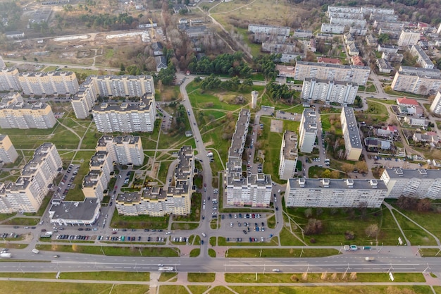 Vista aérea panorámica de un enorme complejo residencial con edificios de gran altura