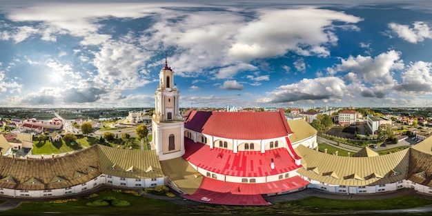 Vista aérea panorâmica full hdri 360 sobre mosteiro barroco ou igreja católica na cidade velha em projeção equiretangular com zênite e nadir VR AR conteúdo