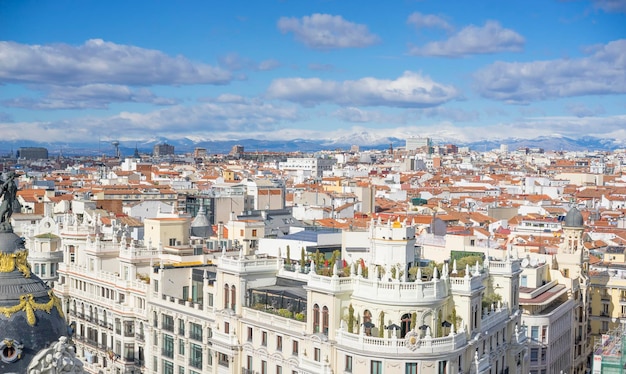 Vista aérea panorámica de la Gran Vía, la principal calle comercial de Madrid, capital de España, Europa.