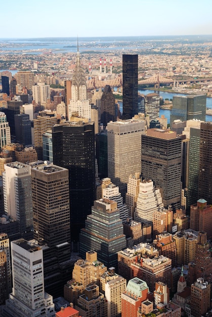 Vista aérea panorámica del horizonte de Manhattan de Nueva York con Nueva Jersey desde el oeste del río Hudson al atardecer con rascacielos.