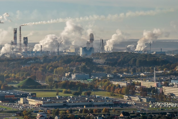 Vista aérea panorámica del humo de las tuberías como fondo de un enorme complejo residencial con edificios de gran altura y sector privado Concepto de contaminación del aire y el agua