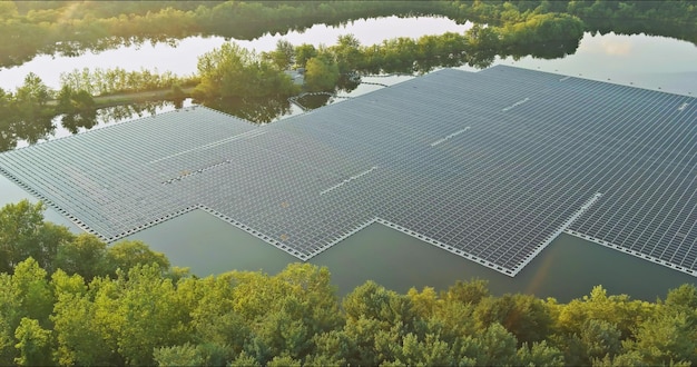 Vista aérea panorámica del lago en una plataforma de celdas de paneles solares flotantes en energía solar verde renovable