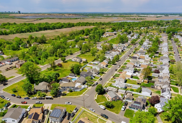 Vista aérea panorâmica nos telhados de casas individuais na pequena cidade americana de Sayreville