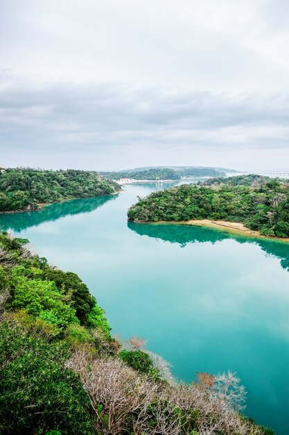 Foto vista aérea panorámica de ojo de pájaro del hermoso espejo de río con cielo azul de fantasía en okinawa, japón