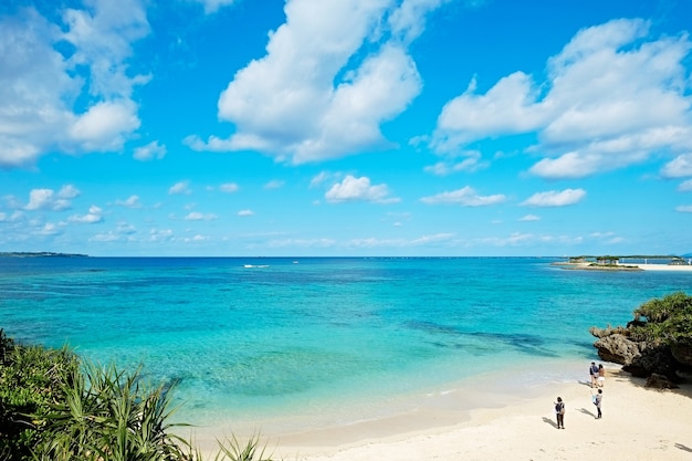 Vista aérea panorámica de ojo de pájaro del hermoso nivel del mar con cielo azul de fantasía en Okinawa, Japón